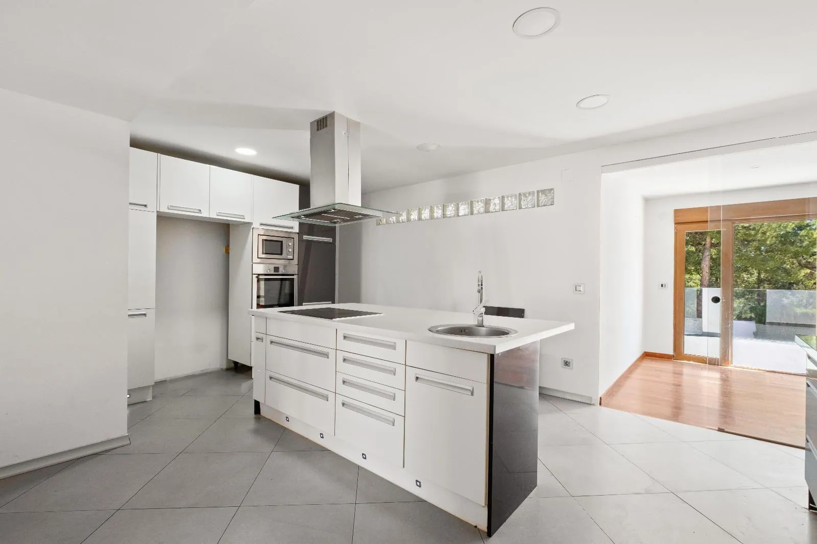 A villa designed for enjoyment: spaciousness, comfort, and privacy
