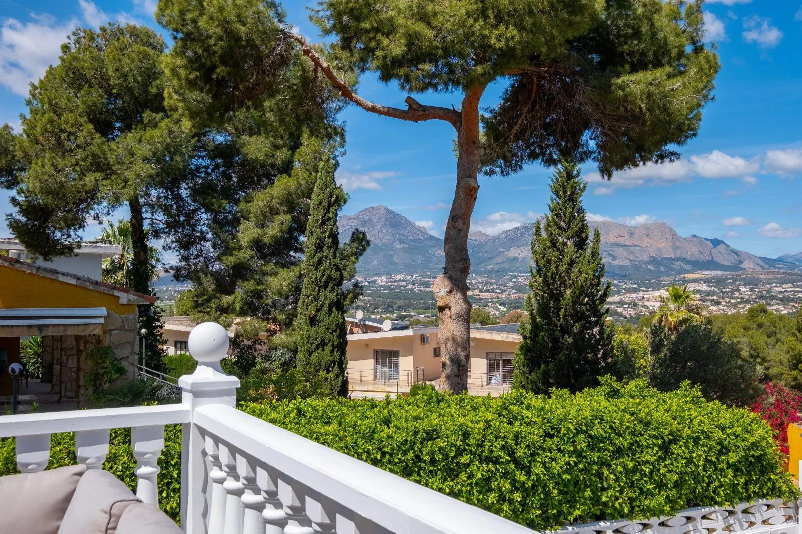 Exclusive Independent Villa with Panoramic Views, Private Pool and Outdoor Kitchen in Albir