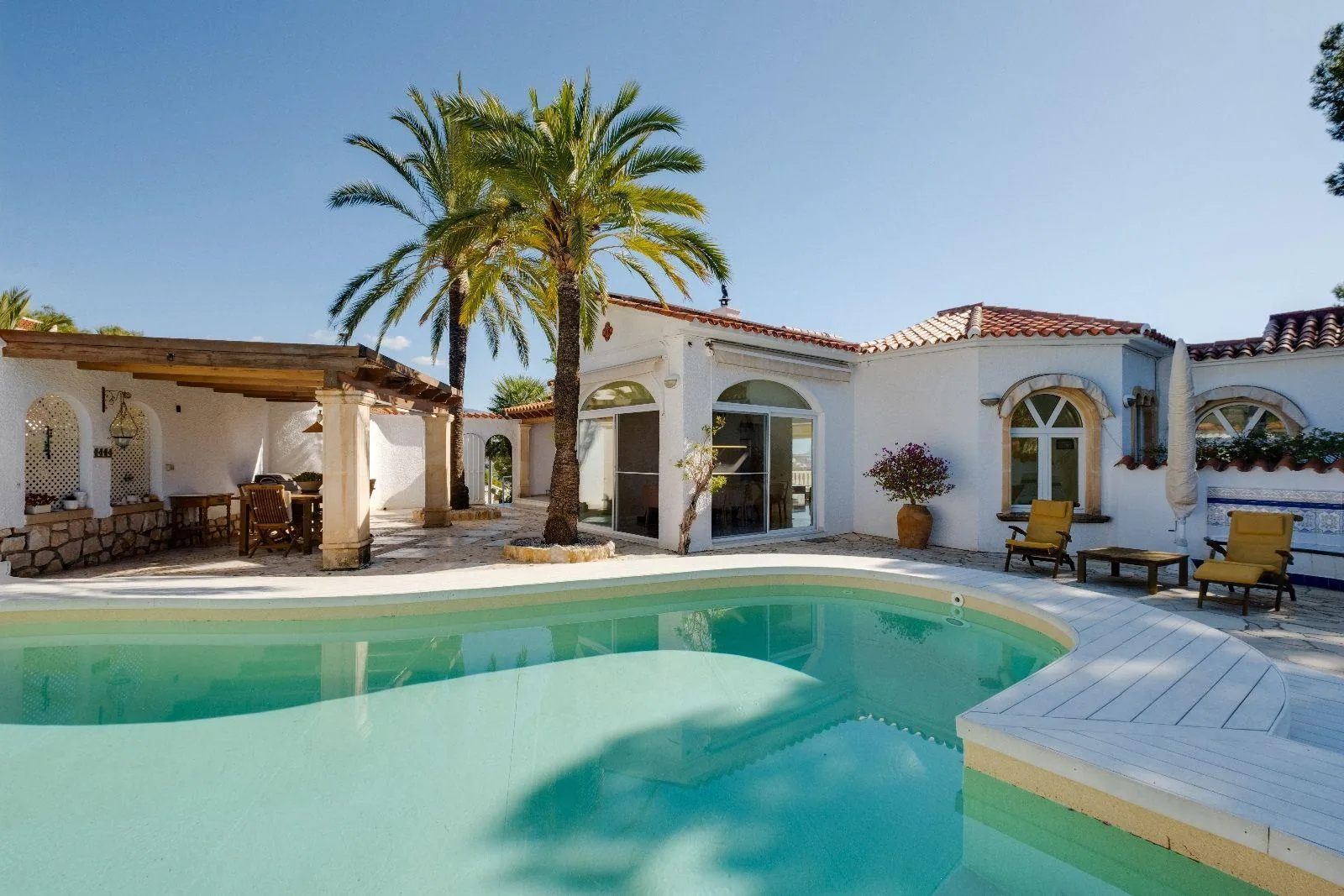 Luxurious and elegant villa with wonderful sea views