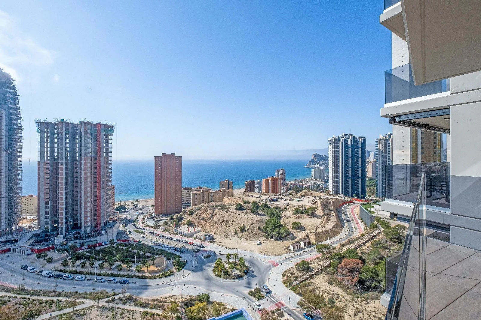 Bright modern apartment with views of the Mediterranean in Benidorm