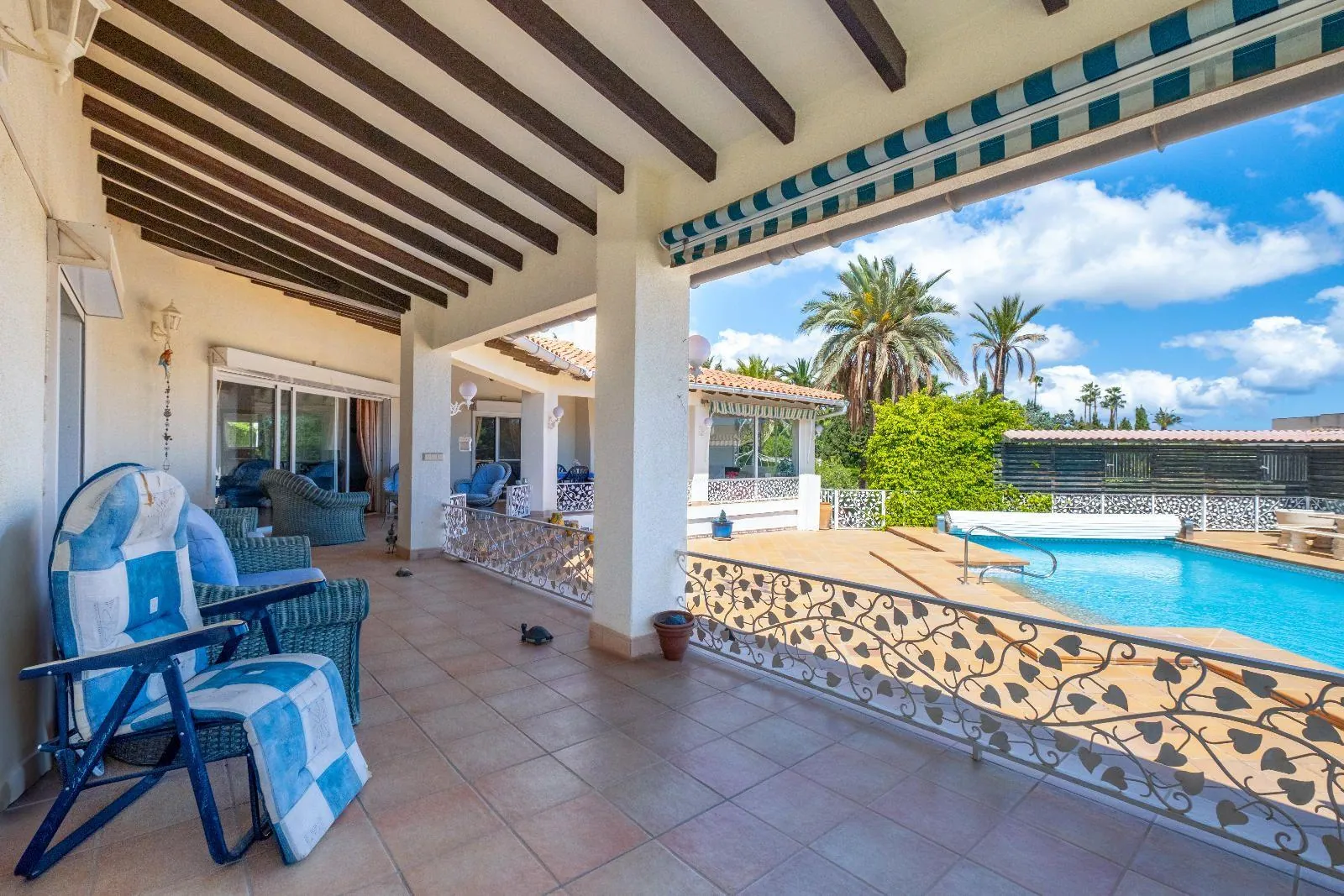 Single-storey villa in Alfaz del Pi: spaciousness, privacy, and heated pool