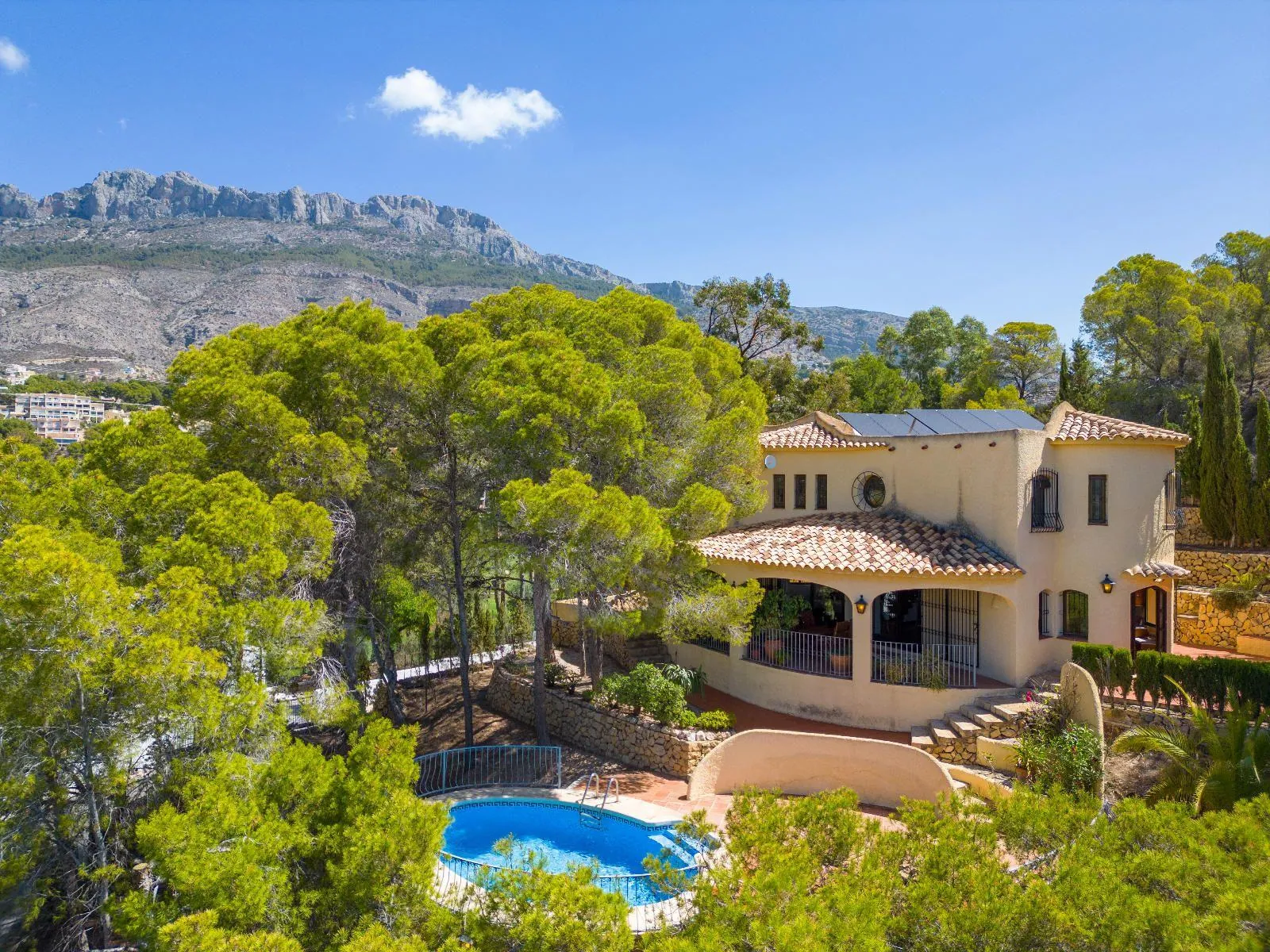 Cosy Mediterranean style villa with open views over the bay of Altea.