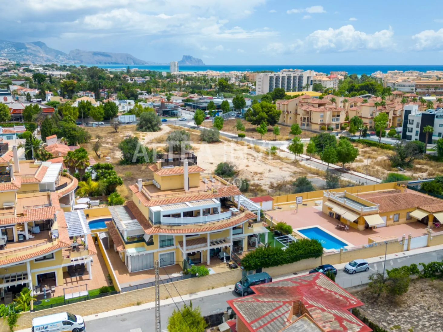 Penthouse with a large private terrace in Albir: comfort, light, and panoramic views.