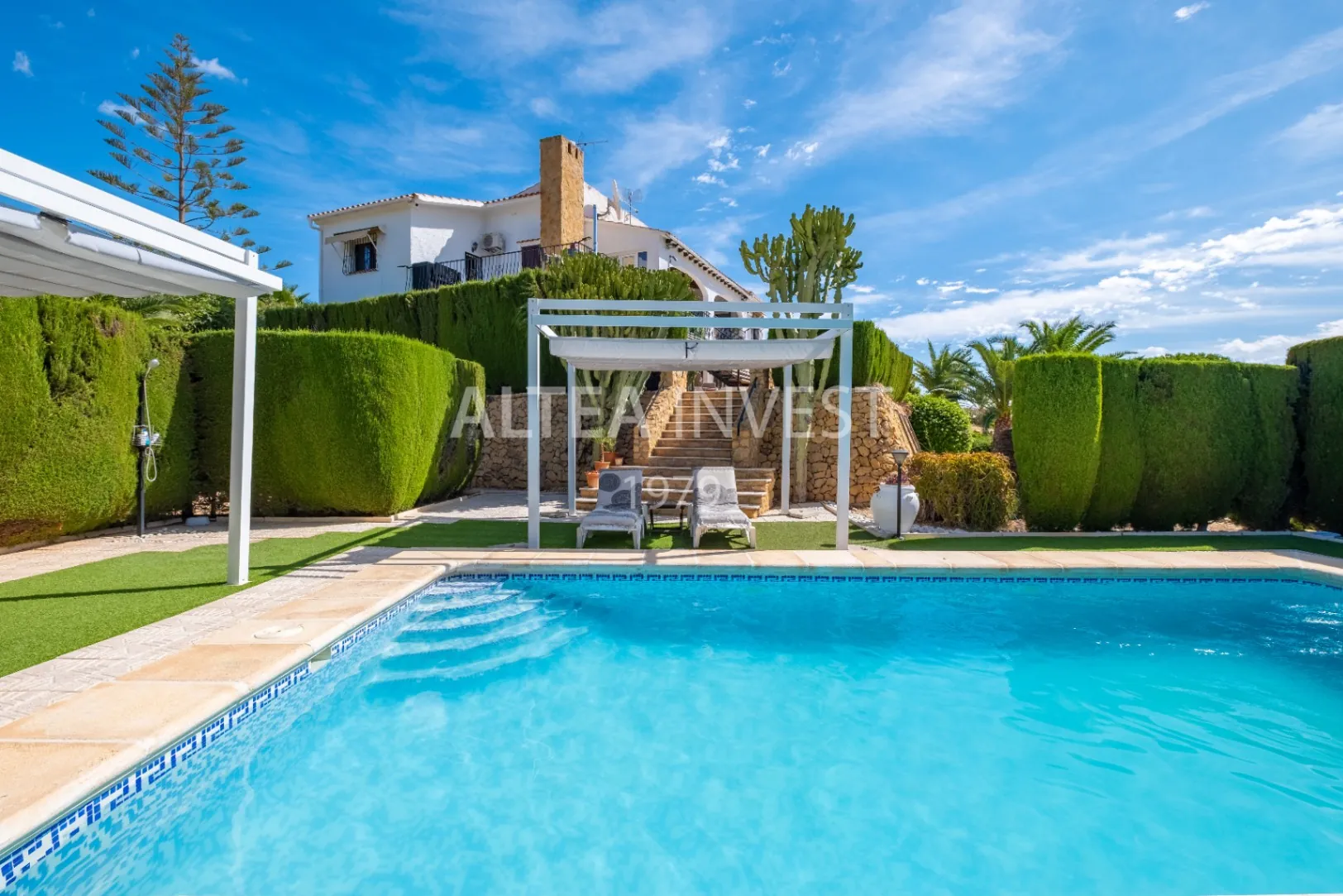 Exclusive Mediterranean-Style Chalet in El Planet