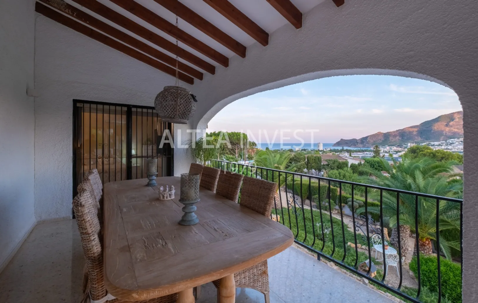 Exclusive Mediterranean-Style Chalet in El Planet
