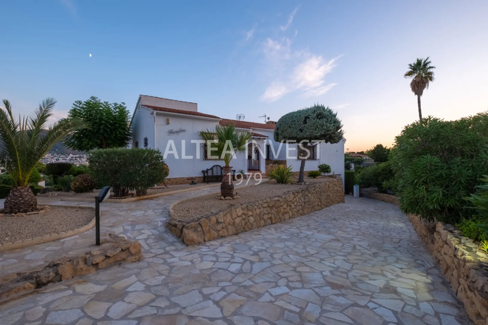 Exclusive Mediterranean-Style Chalet in El Planet