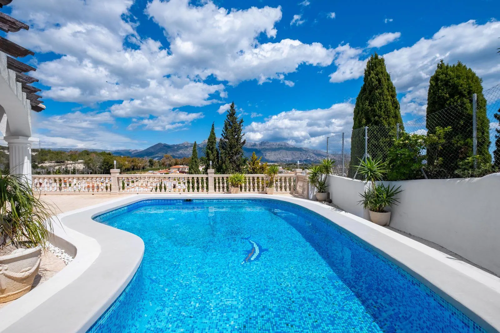 Completely renovated villa in Alfaz del Pi: sea and mountain views