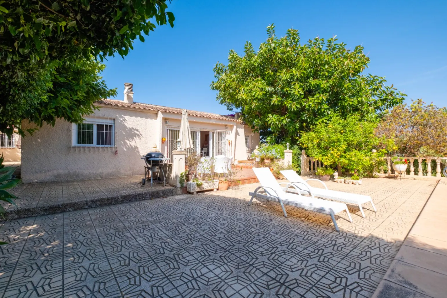 Where Tranquility Flourishes: House with Charming Garden and Pool in Albir