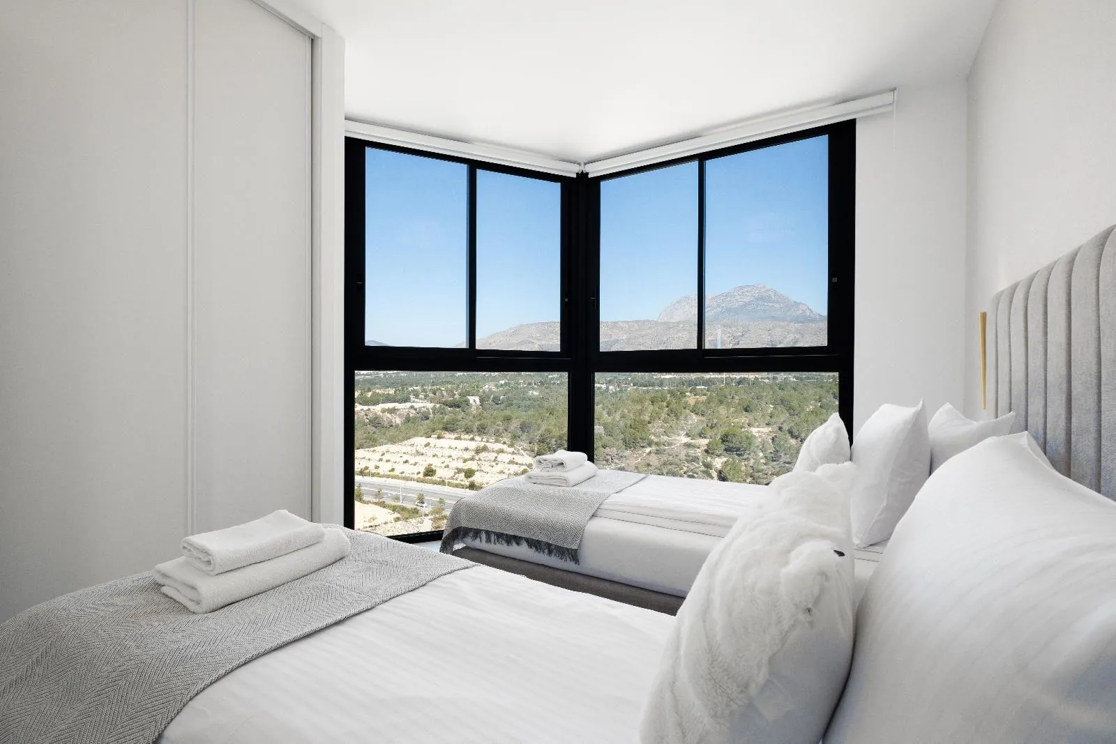 Bright modern apartment with views of the Mediterranean in Benidorm