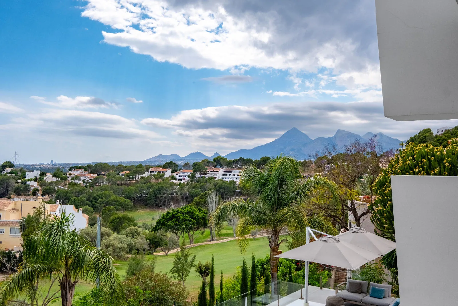 1345 - Altea La Vella, luxury by the golf: modern villa with infinity pool and premium finishes
