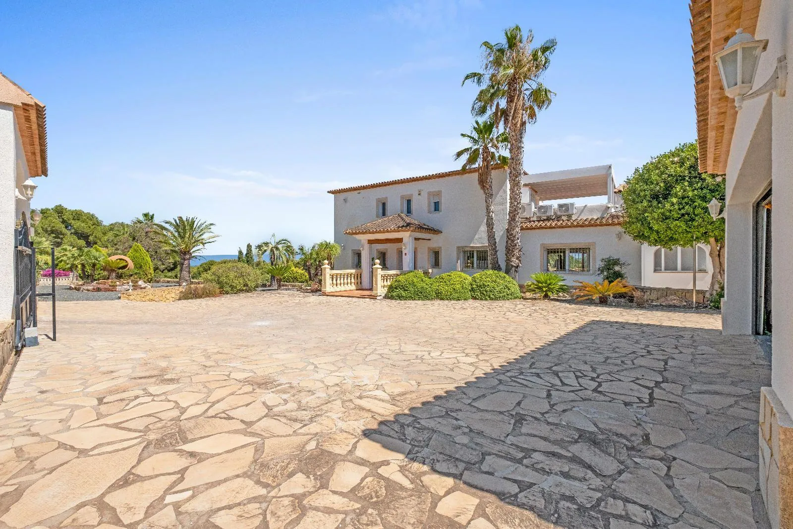 1311 - Elegant Mediterranean Villa with Large Plot and Panoramic Sea Views