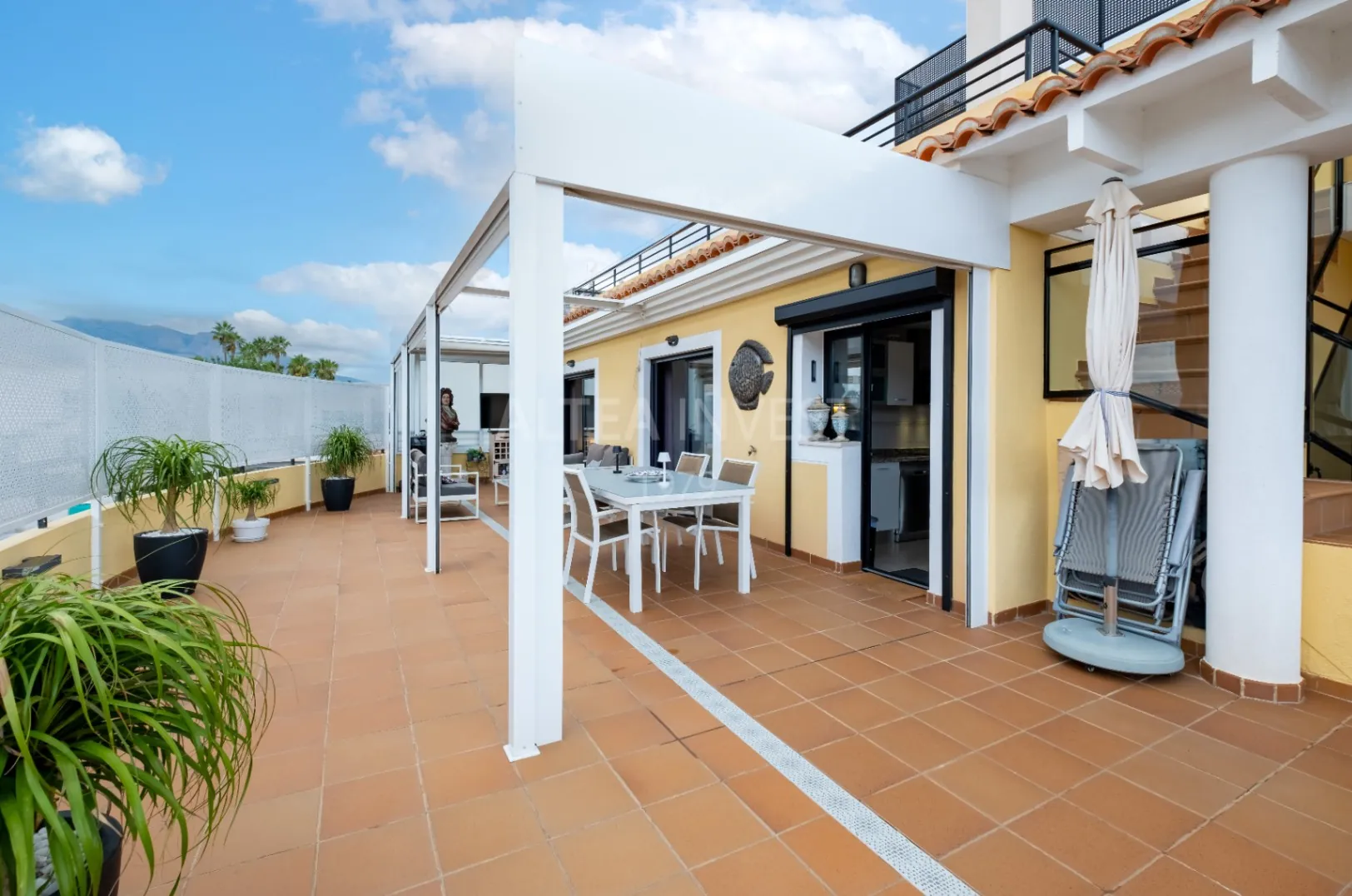 Penthouse with a large private terrace in Albir: comfort, light, and panoramic views.