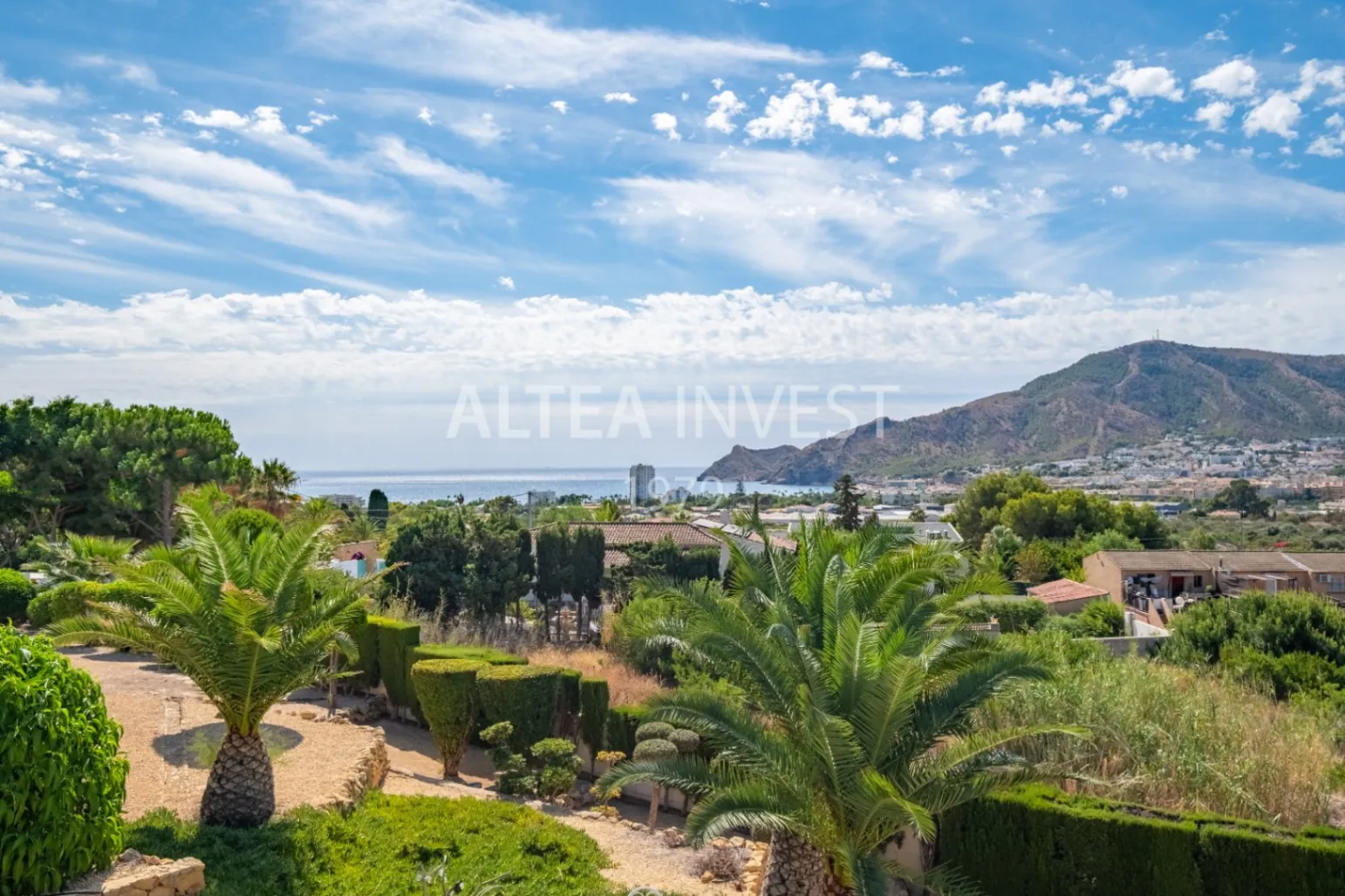 Exclusive Mediterranean-Style Chalet in El Planet