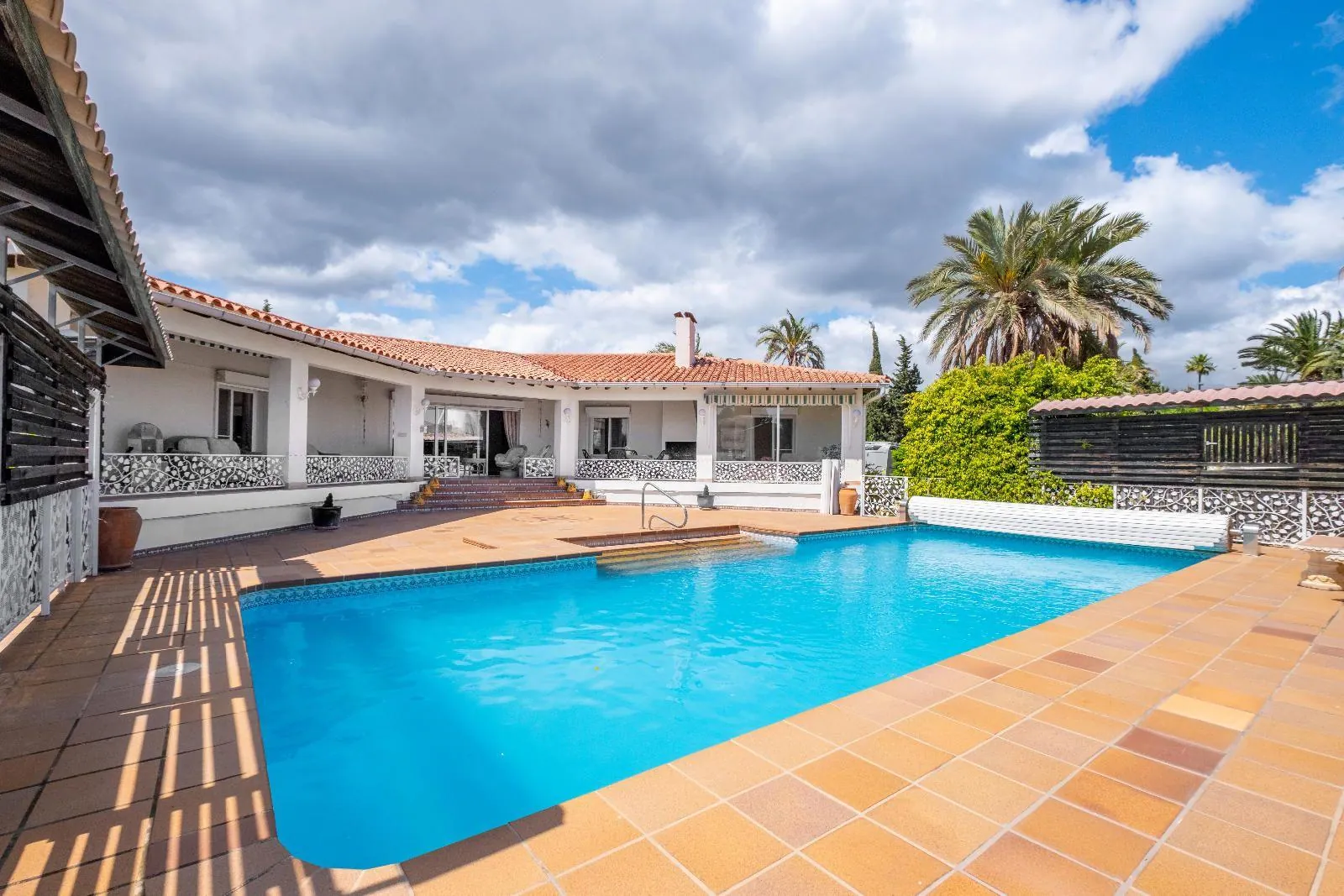 Single-storey villa in Alfaz del Pi: spaciousness, privacy, and heated pool