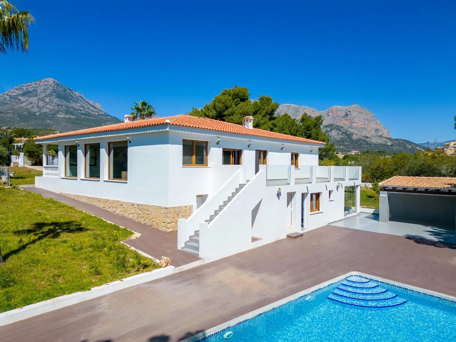 A villa designed for enjoyment: spaciousness, comfort, and privacy
