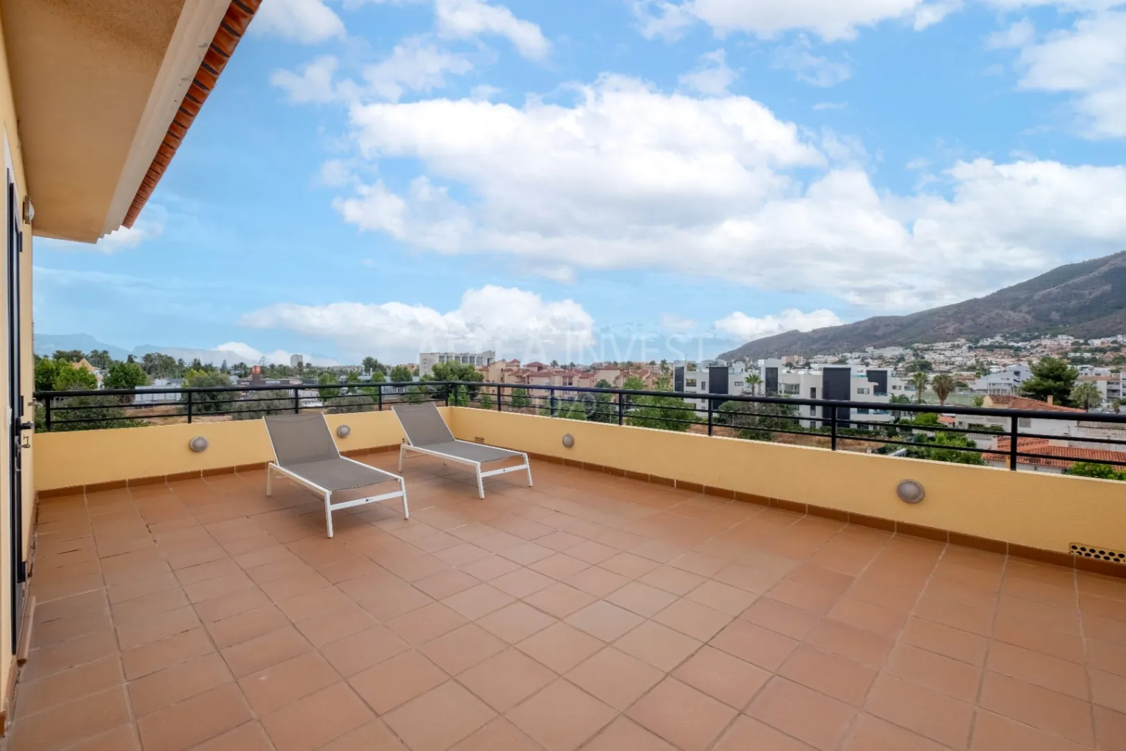 Penthouse with a large private terrace in Albir: comfort, light, and panoramic views.