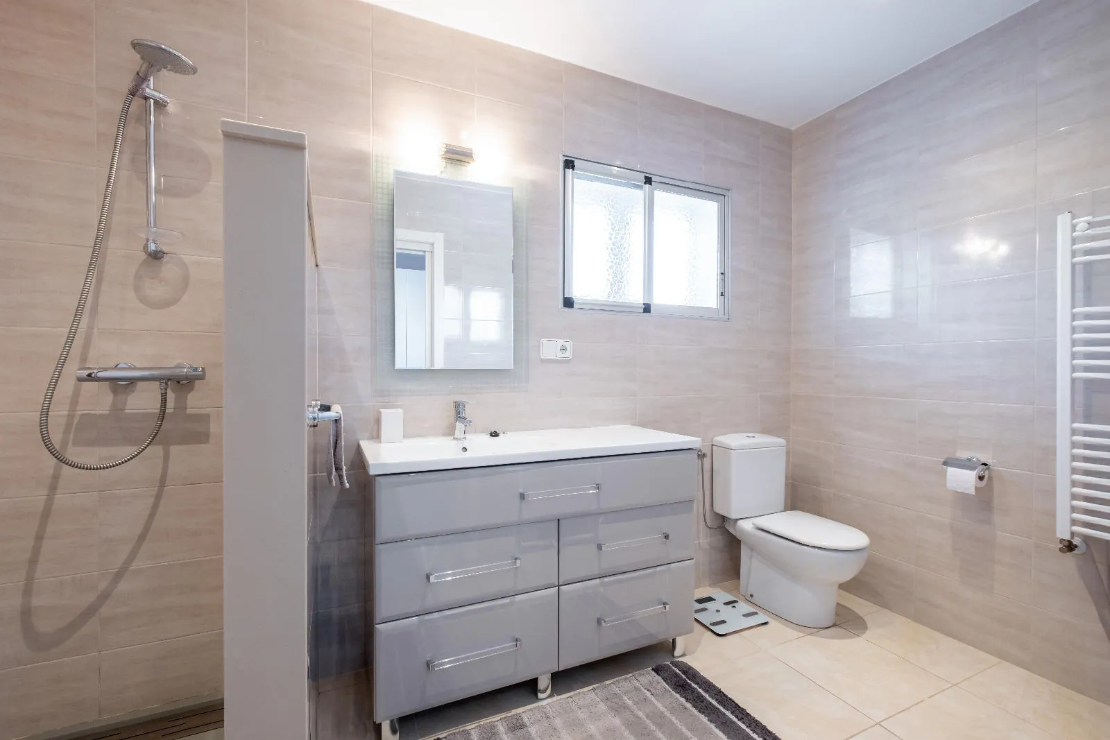 Elegant Mediterranean Villa with Guest House in La Nucia
