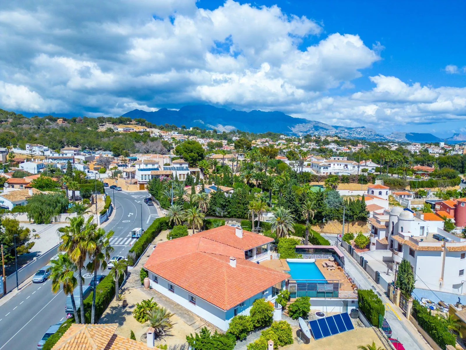 Single-storey villa in Alfaz del Pi: spaciousness, privacy, and heated pool