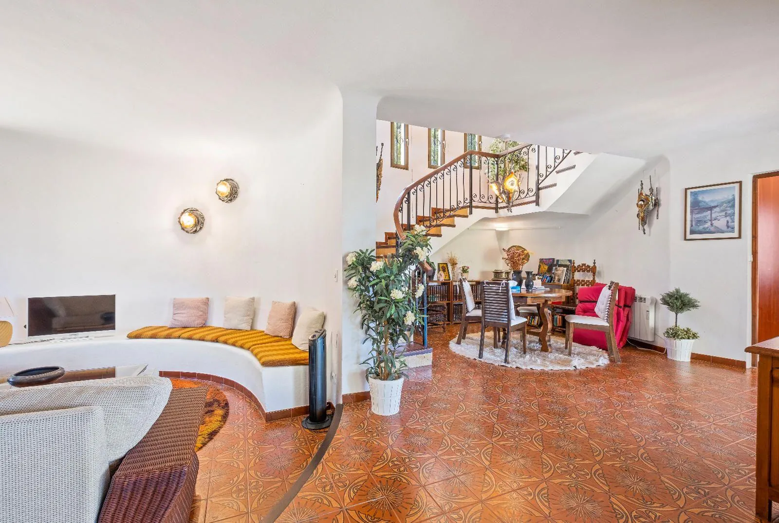 Cosy Mediterranean style villa with open views over the bay of Altea.