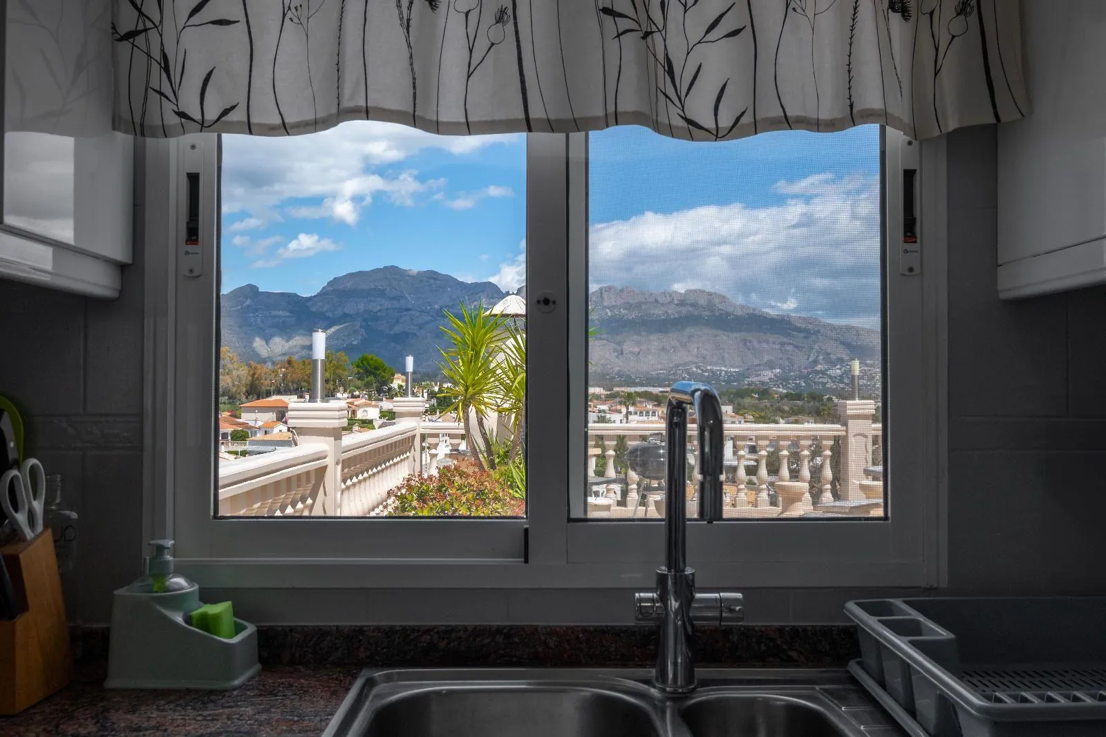 Completely renovated villa in Alfaz del Pi: sea and mountain views