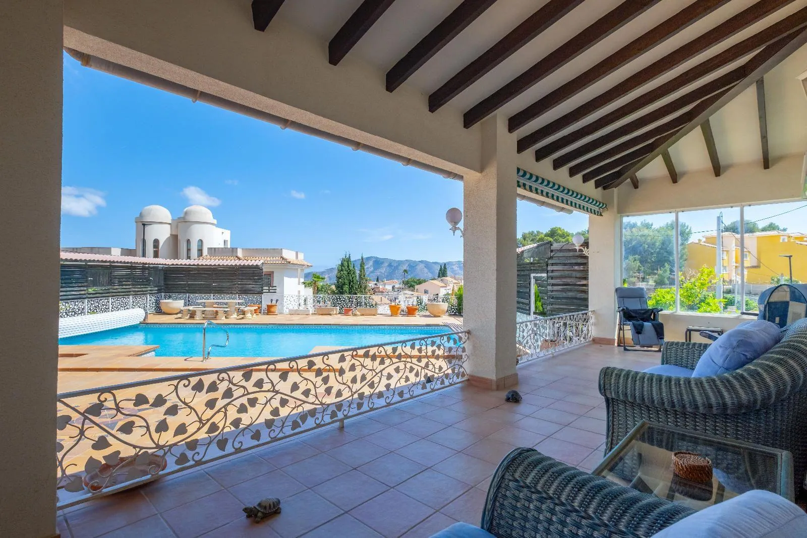 Single-storey villa in Alfaz del Pi: spaciousness, privacy, and heated pool