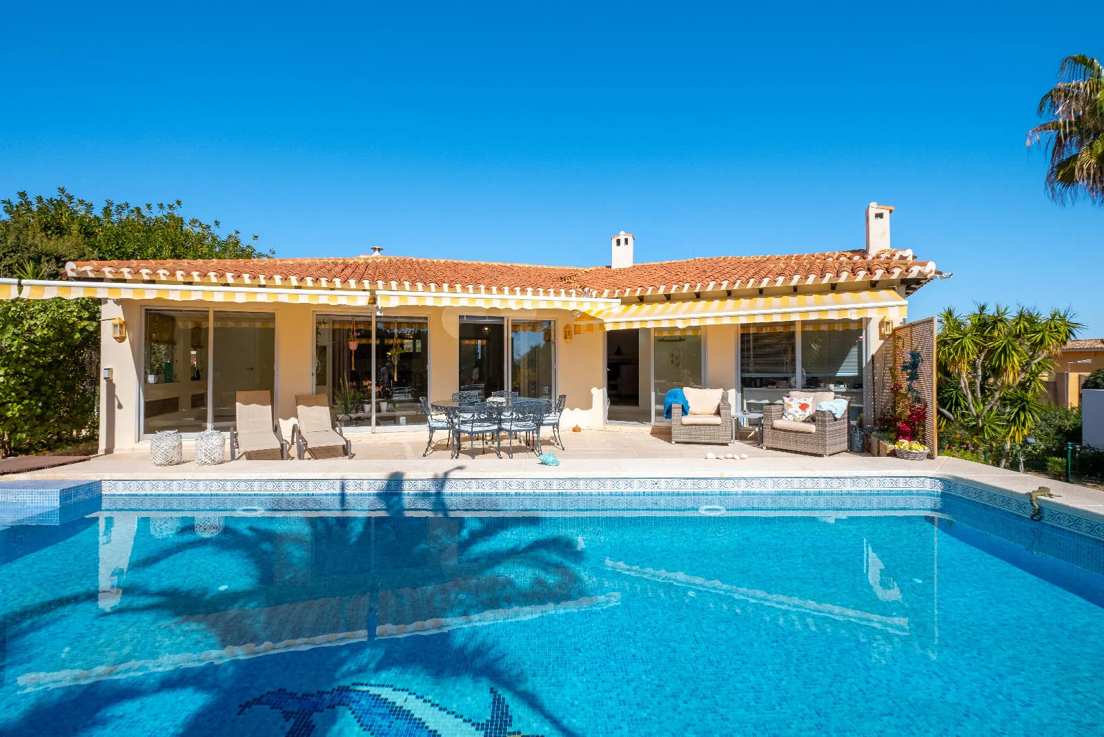Elegant Mediterranean Villa with Guest House in La Nucia