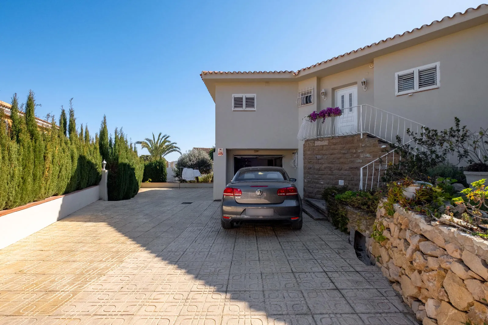 Elegant Mediterranean Villa with Guest House in La Nucia