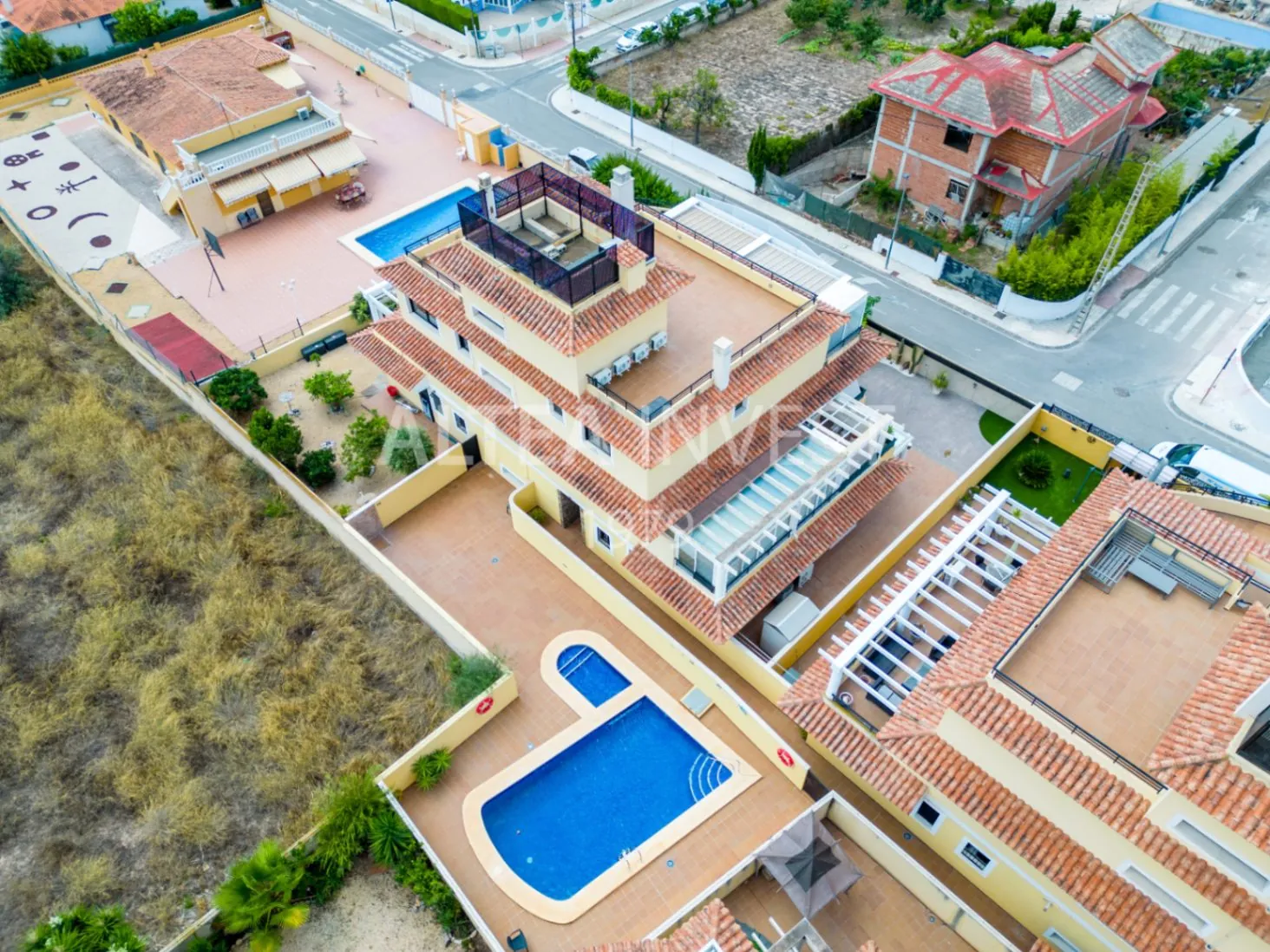 Penthouse with a large private terrace in Albir: comfort, light, and panoramic views.