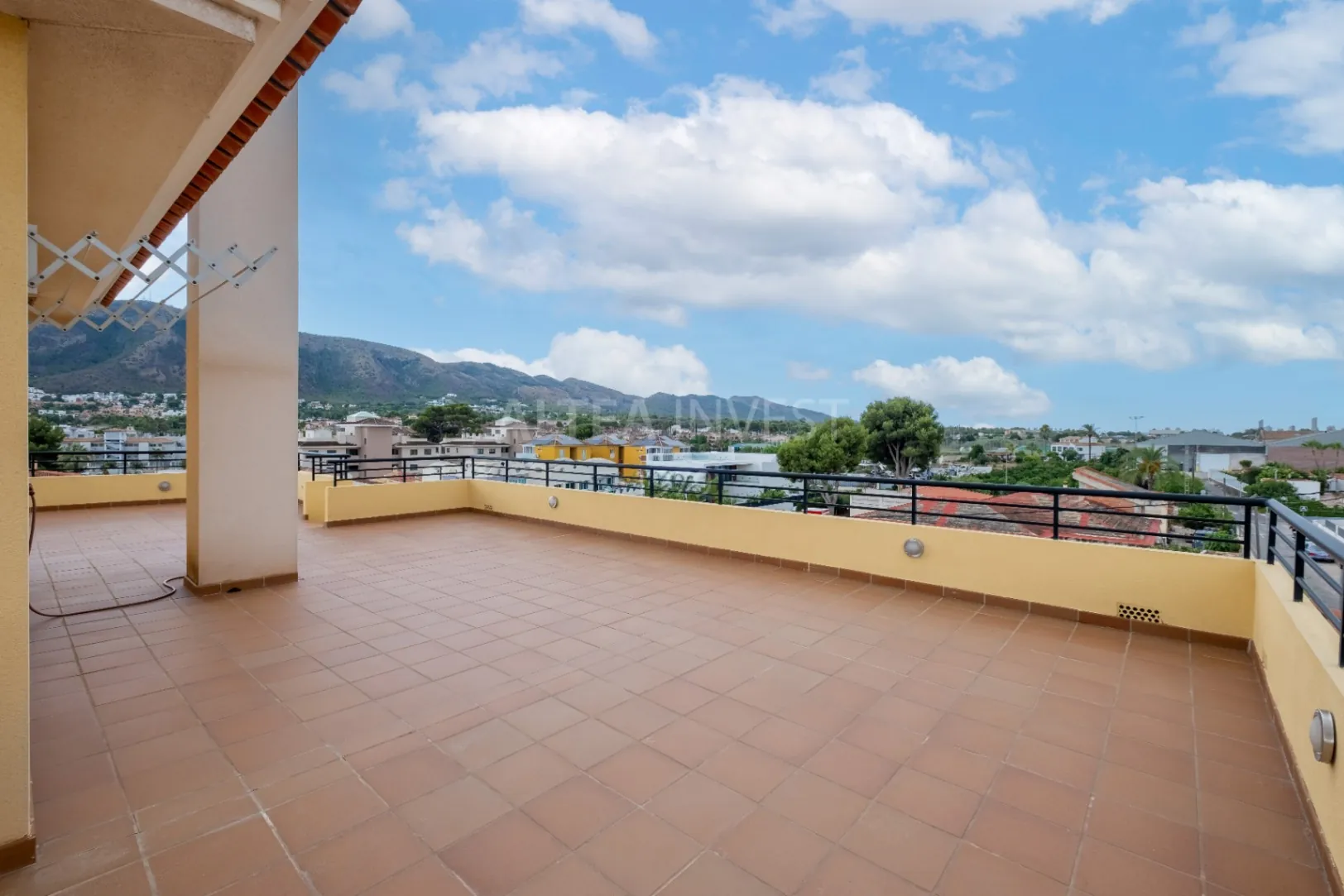 Penthouse with a large private terrace in Albir: comfort, light, and panoramic views.