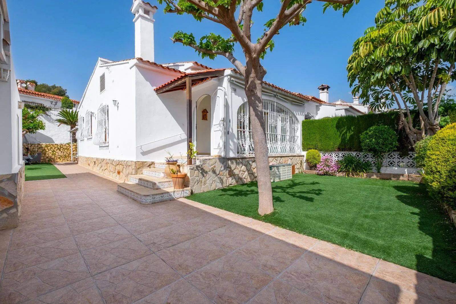 Modern and cozy villa in Alfaz del Pi: comfort, style, and serenity in one place