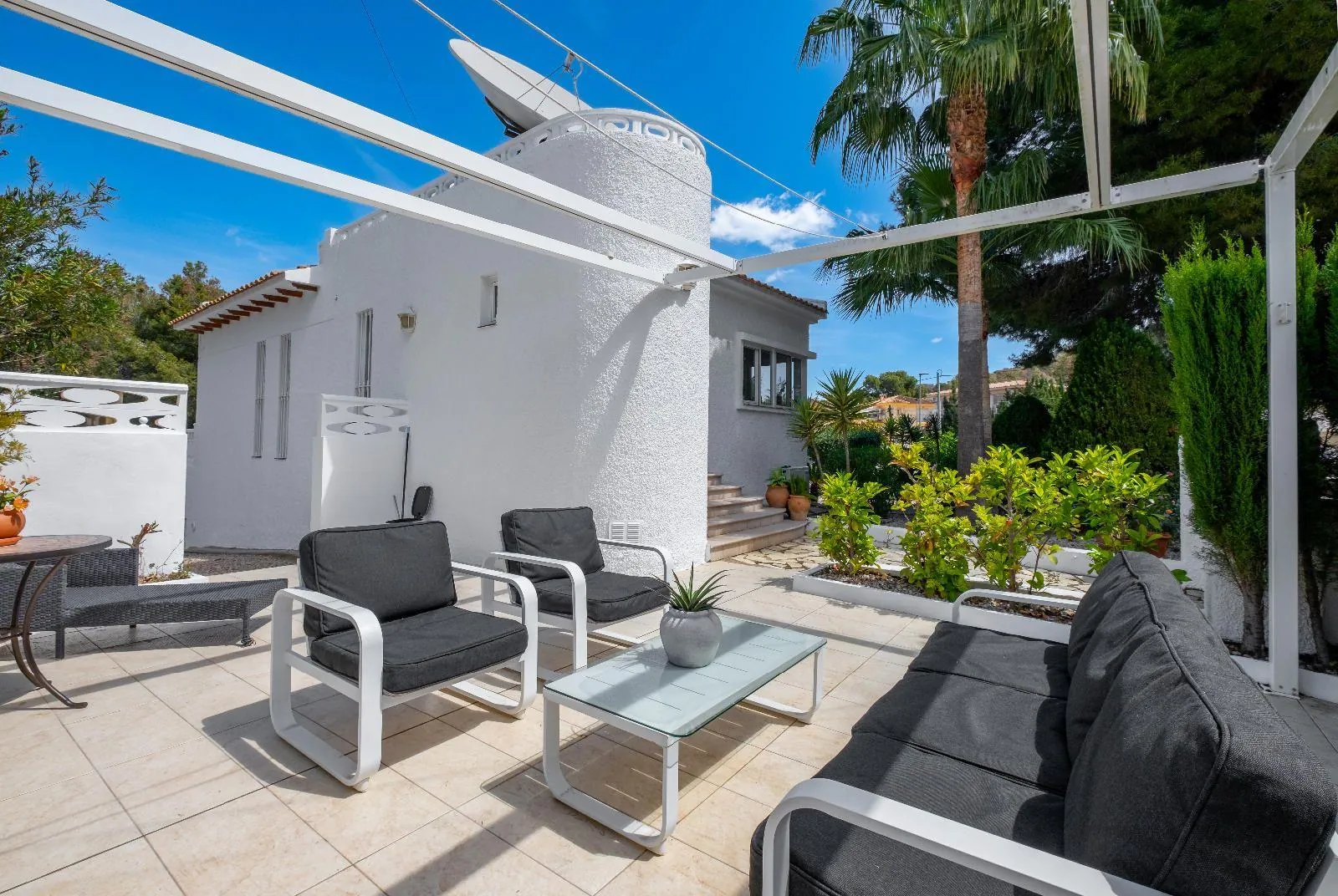Exclusive Independent Villa with Panoramic Views, Private Pool and Outdoor Kitchen in Albir