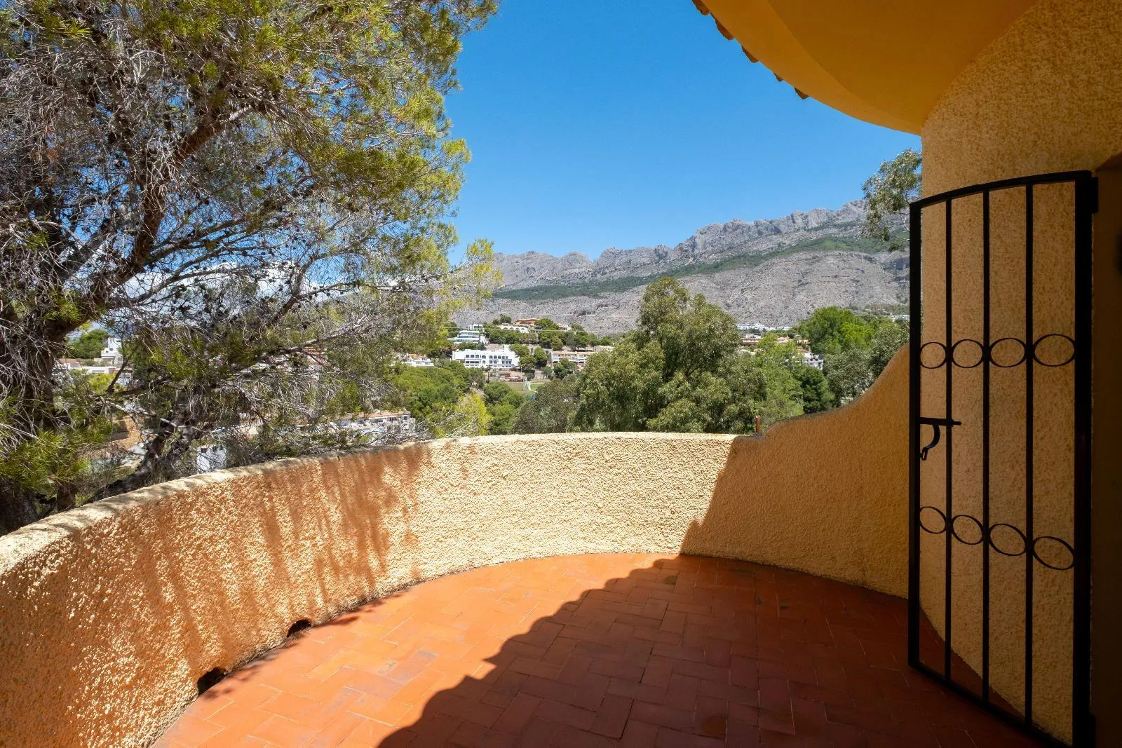 Cosy Mediterranean style villa with open views over the bay of Altea.