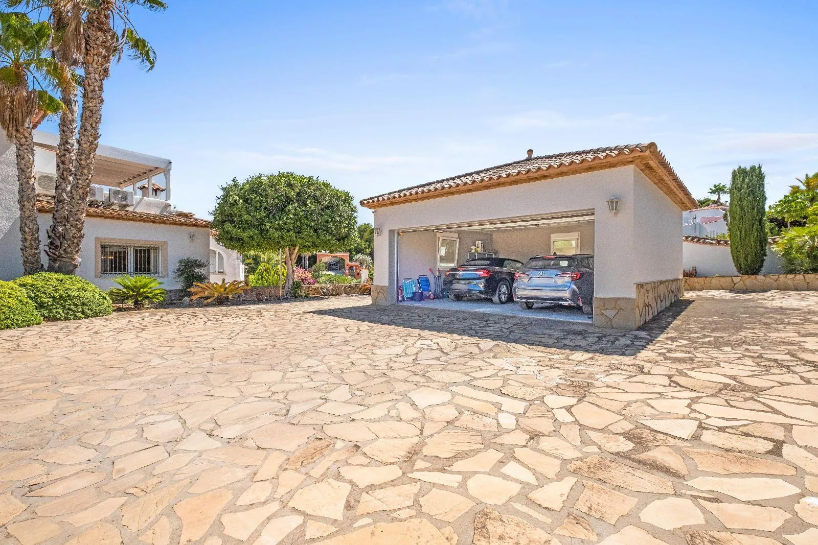 1311 - Elegant Mediterranean Villa with Large Plot and Panoramic Sea Views
