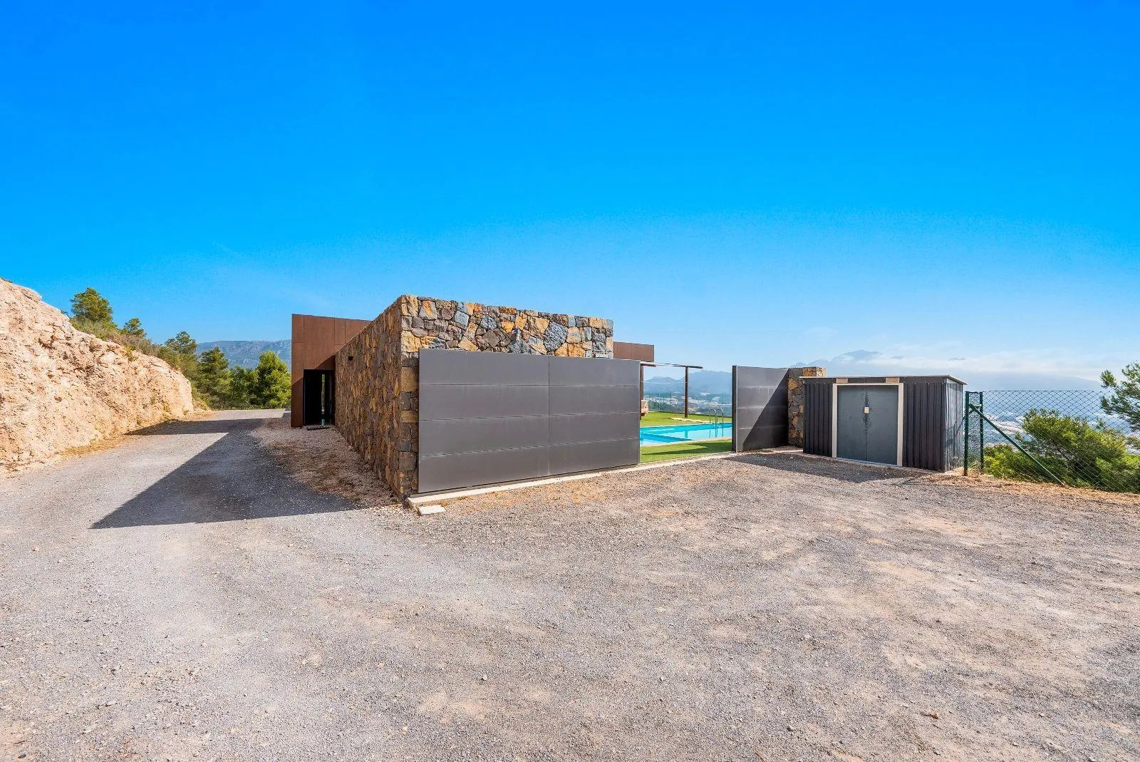 Exceptional villa in a unique setting with open views to the Mediterranean Sea and the bay of Altea.