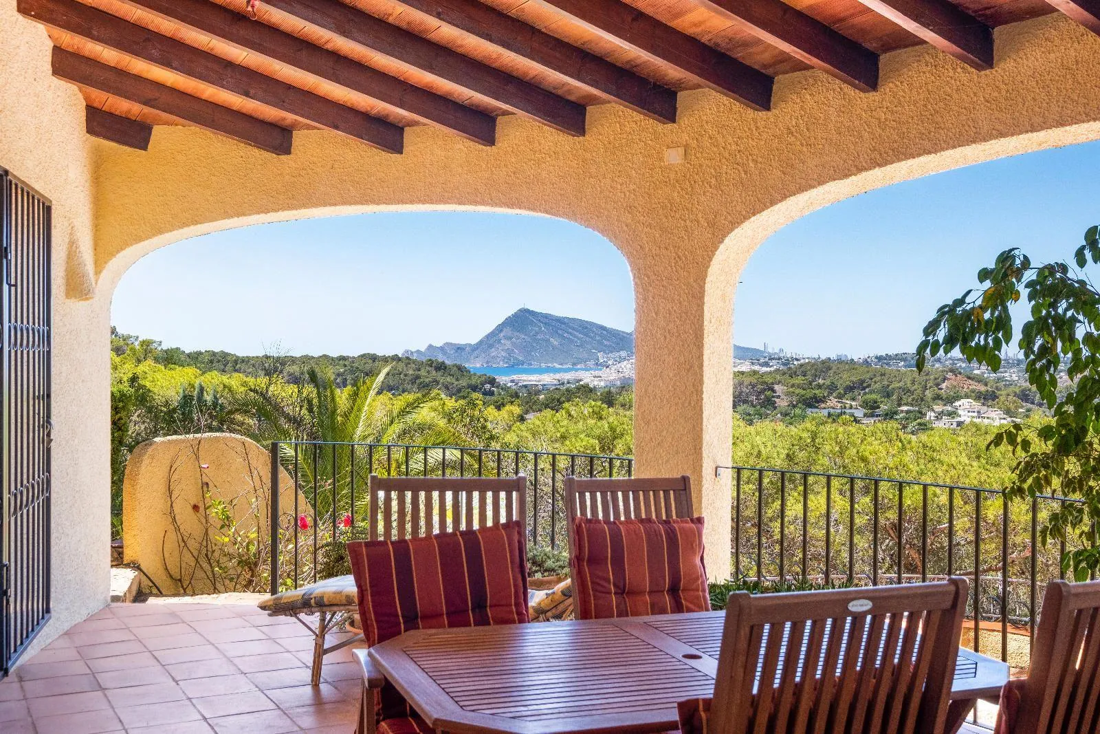 Cosy Mediterranean style villa with open views over the bay of Altea.