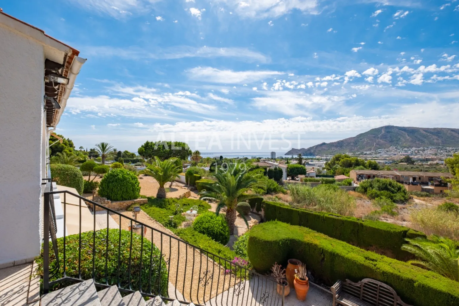 Exclusive Mediterranean-Style Chalet in El Planet