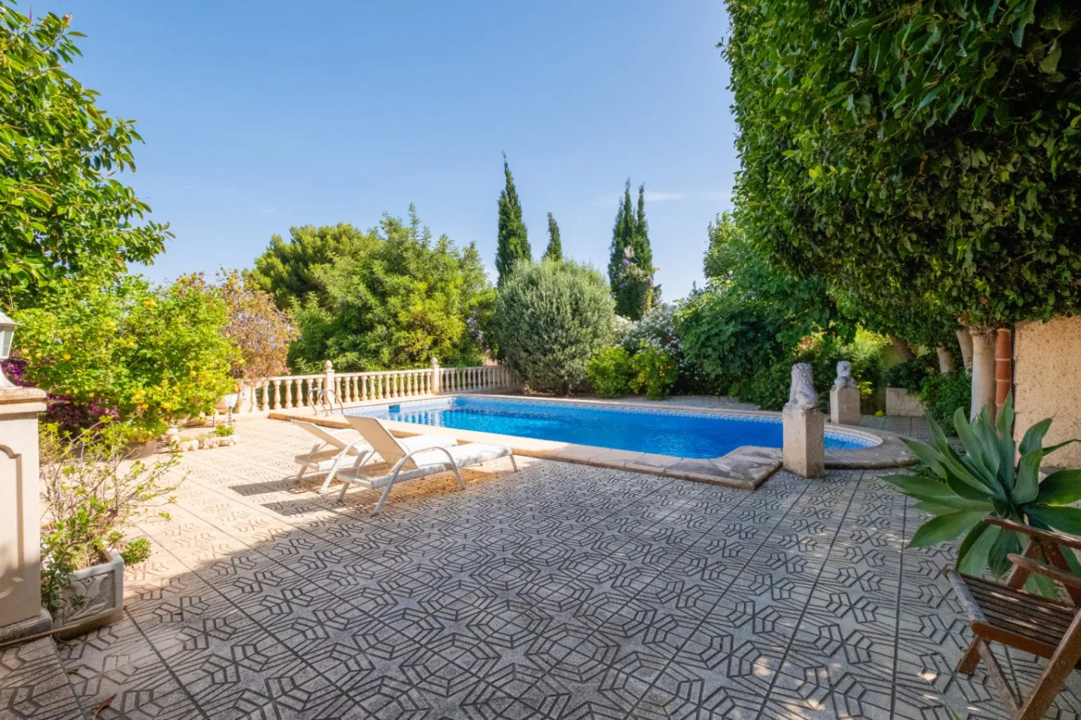 Where Tranquility Flourishes: House with Charming Garden and Pool in Albir