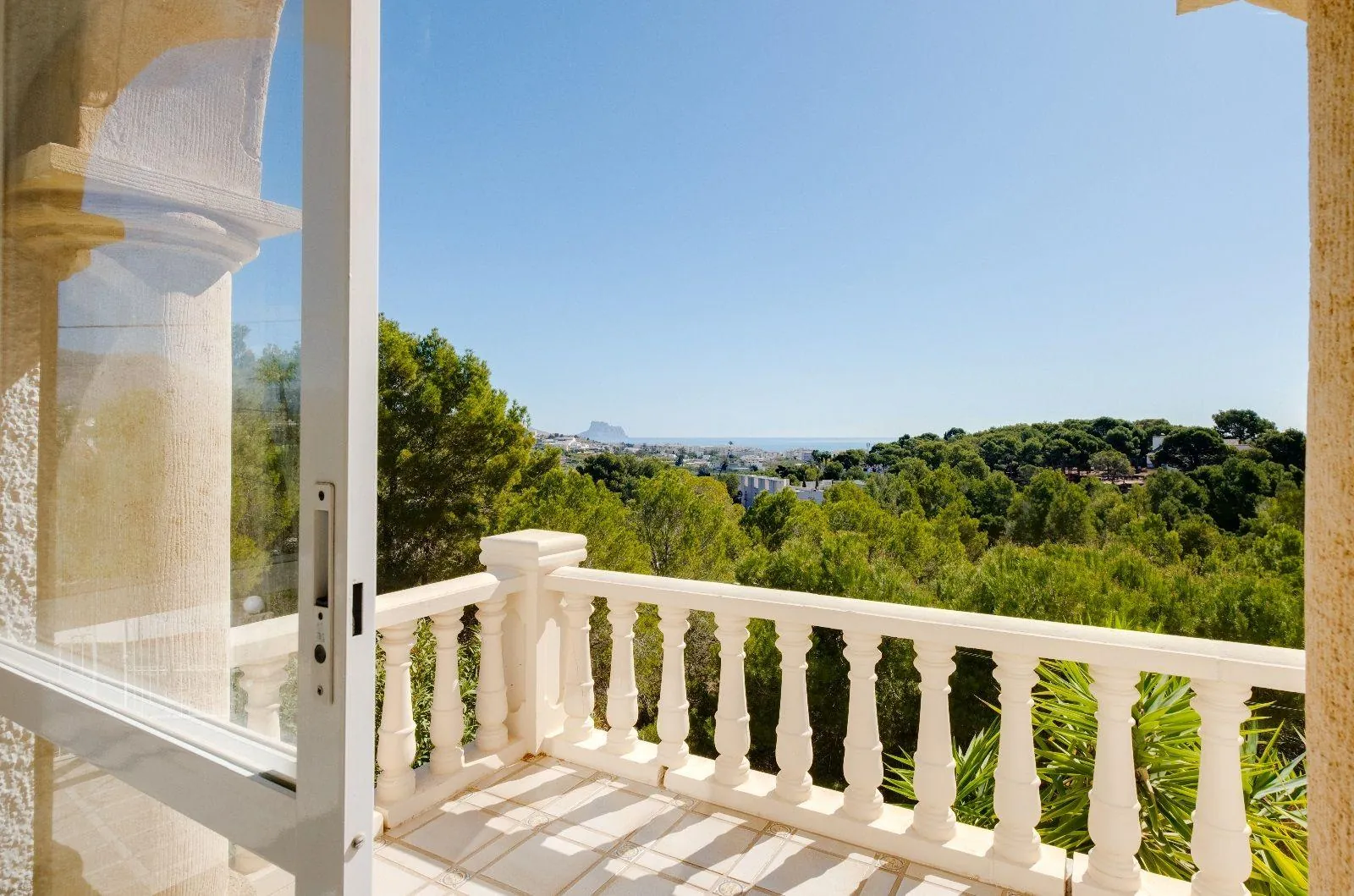 Luxurious and elegant villa with wonderful sea views