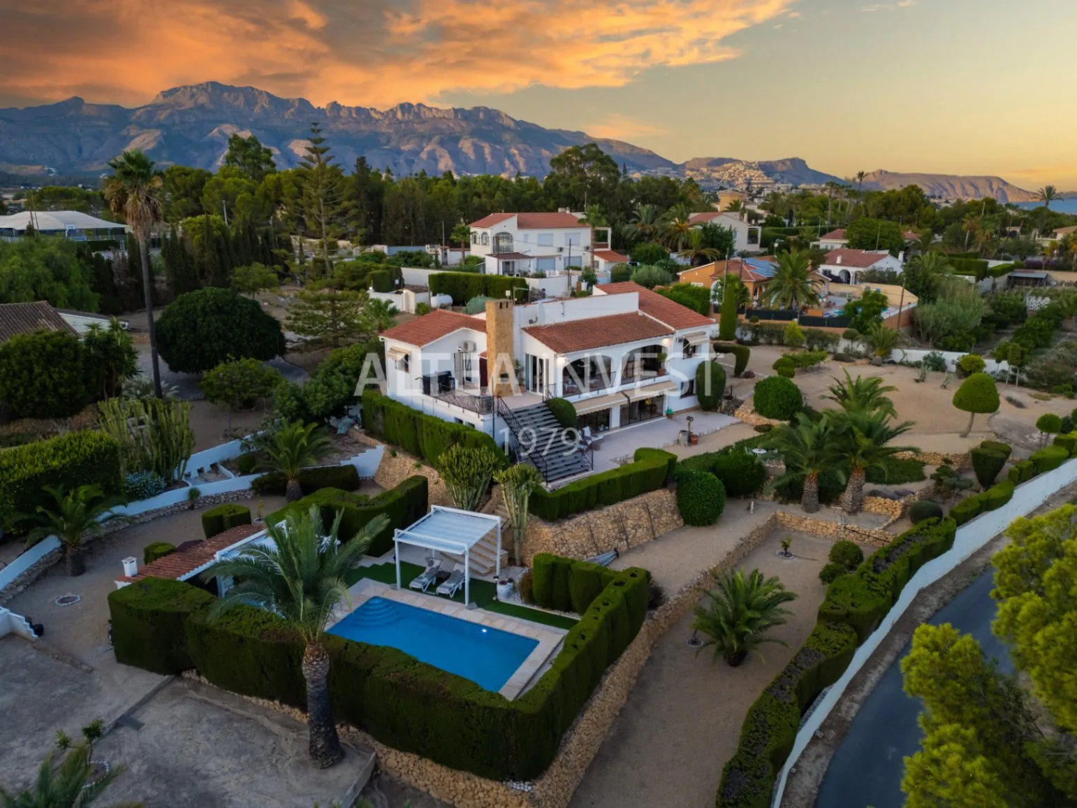 Exclusive Mediterranean-Style Chalet in El Planet