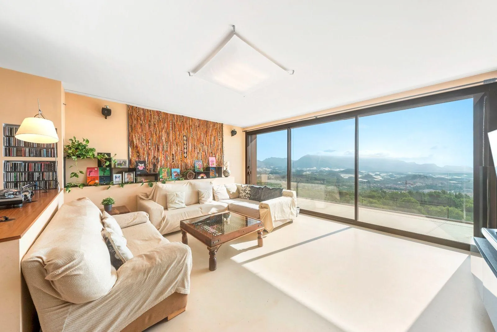 Exceptional villa in a unique setting with open views to the Mediterranean Sea and the bay of Altea.
