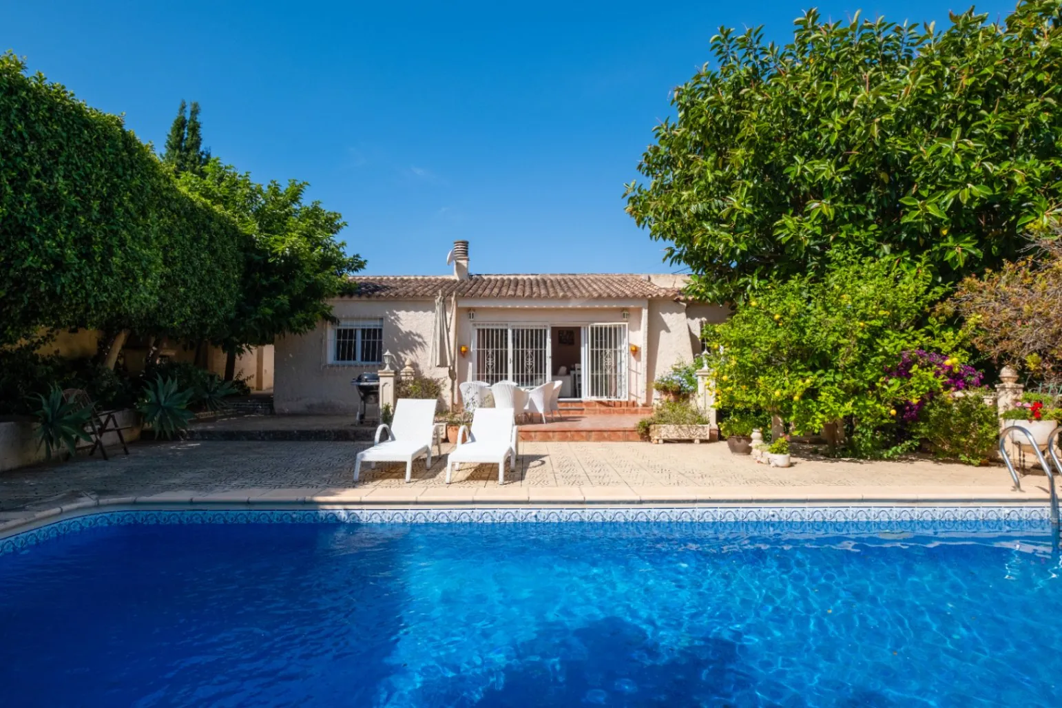 Where Tranquility Flourishes: House with Charming Garden and Pool in Albir
