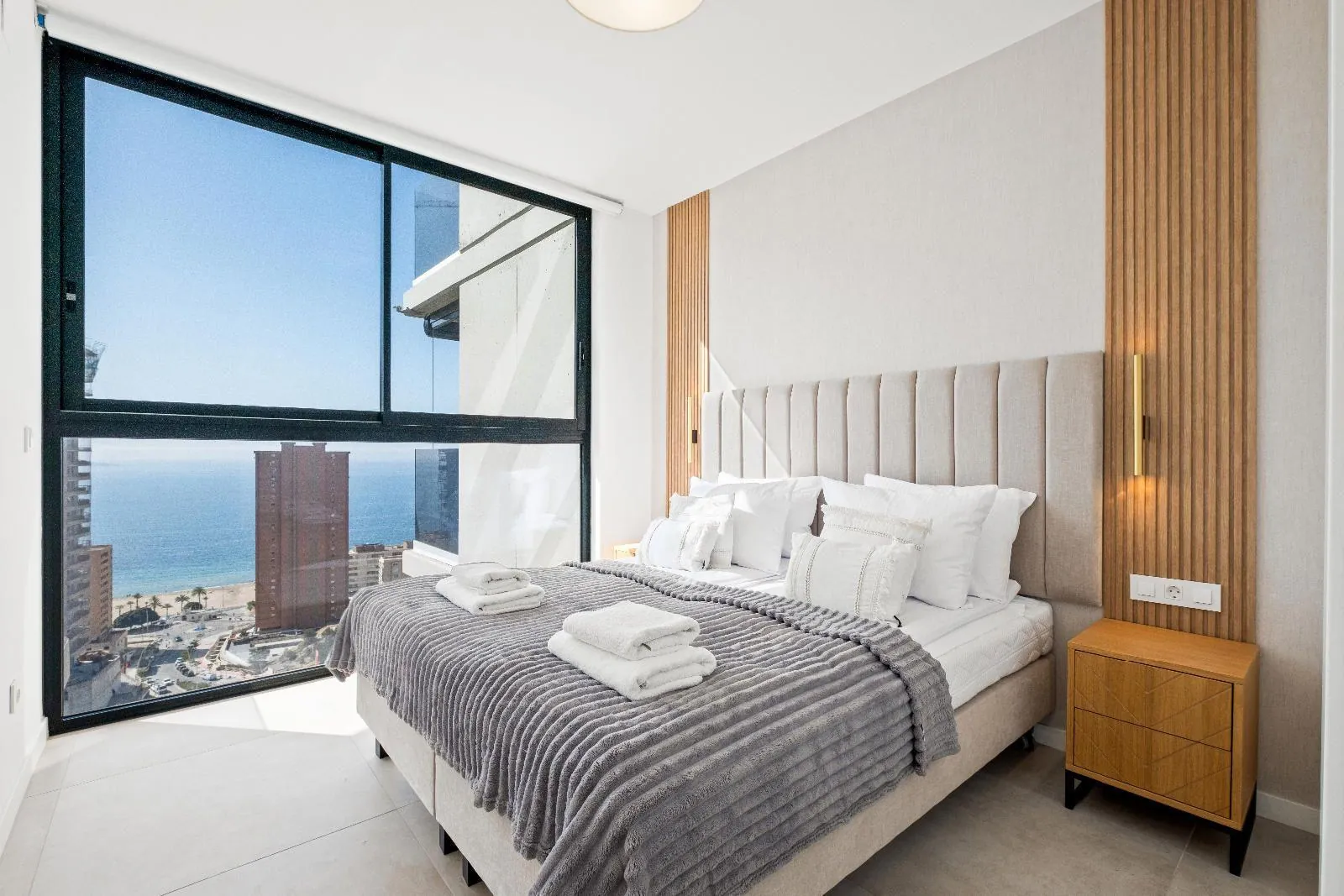 Bright modern apartment with views of the Mediterranean in Benidorm