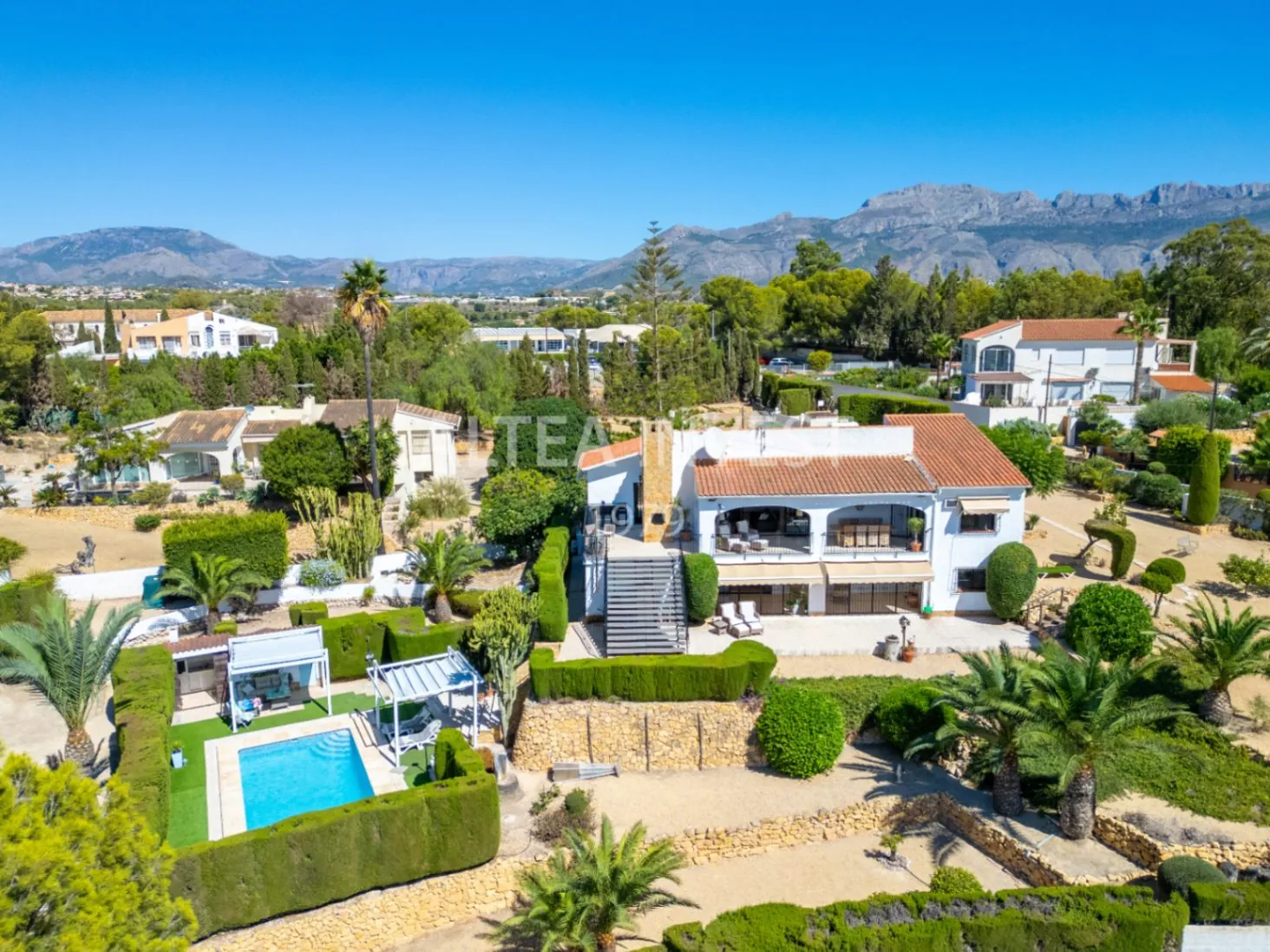 Exclusive Mediterranean-Style Chalet in El Planet