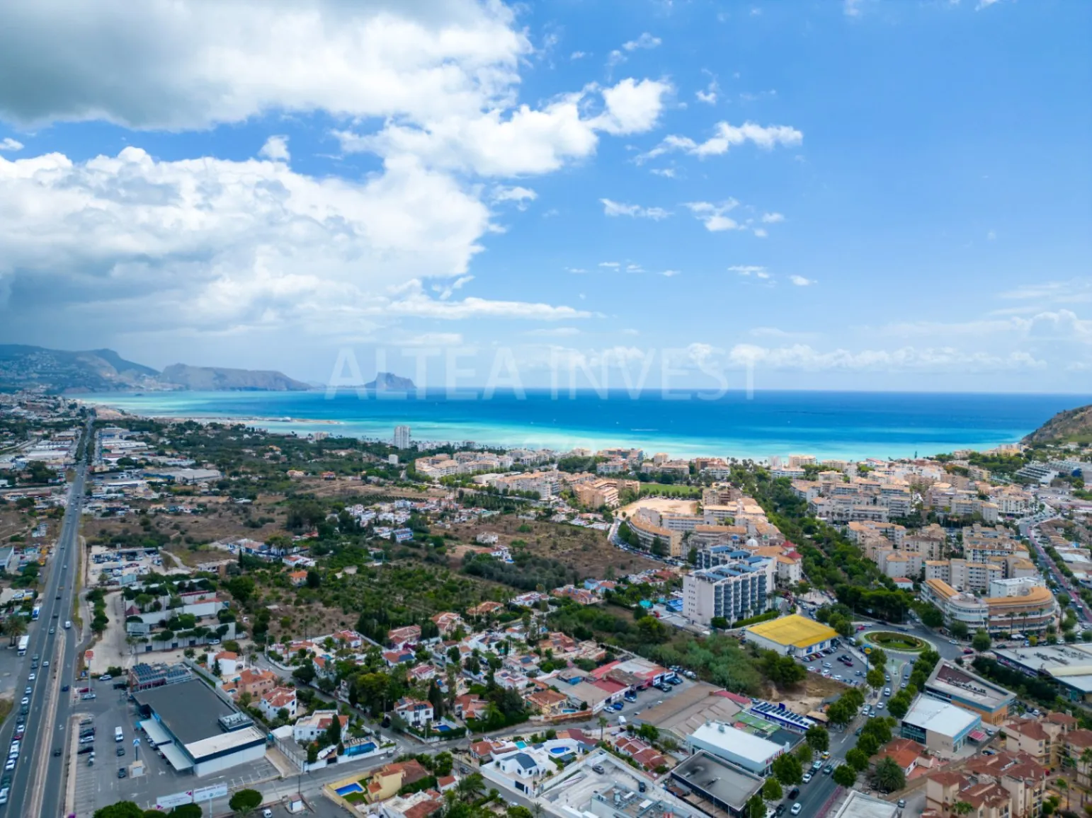 Penthouse with a large private terrace in Albir: comfort, light, and panoramic views.