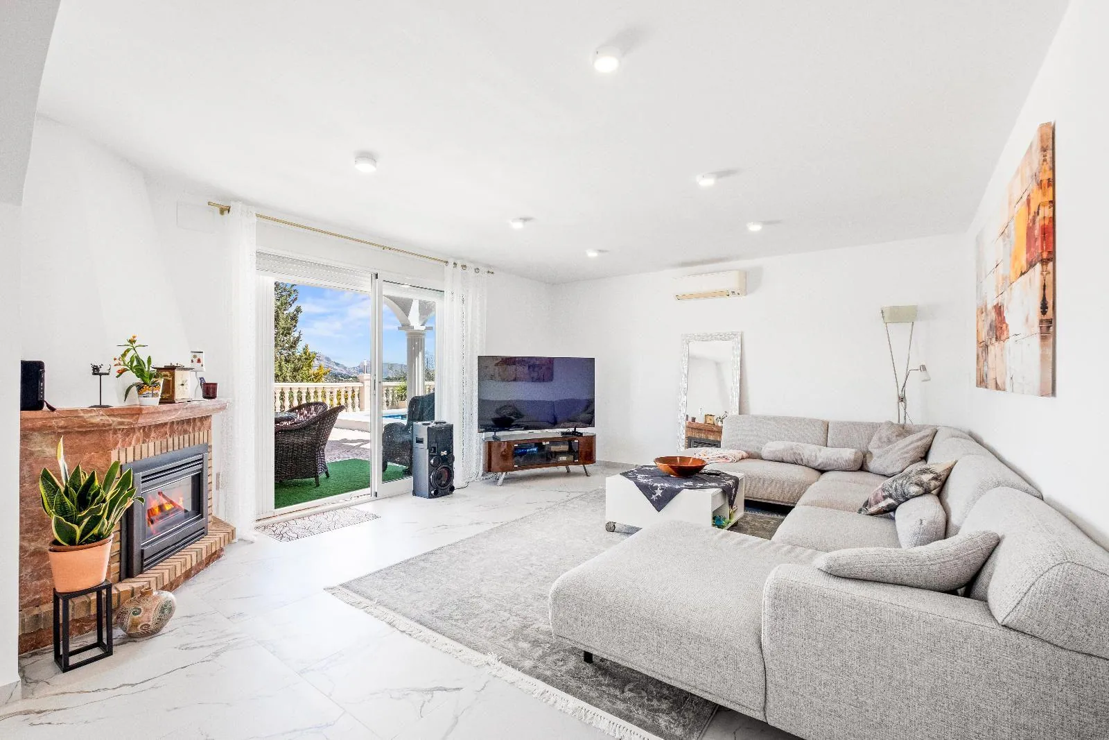 Completely renovated villa in Alfaz del Pi: sea and mountain views