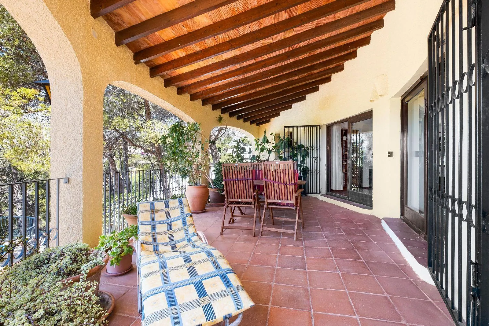 Cosy Mediterranean style villa with open views over the bay of Altea.