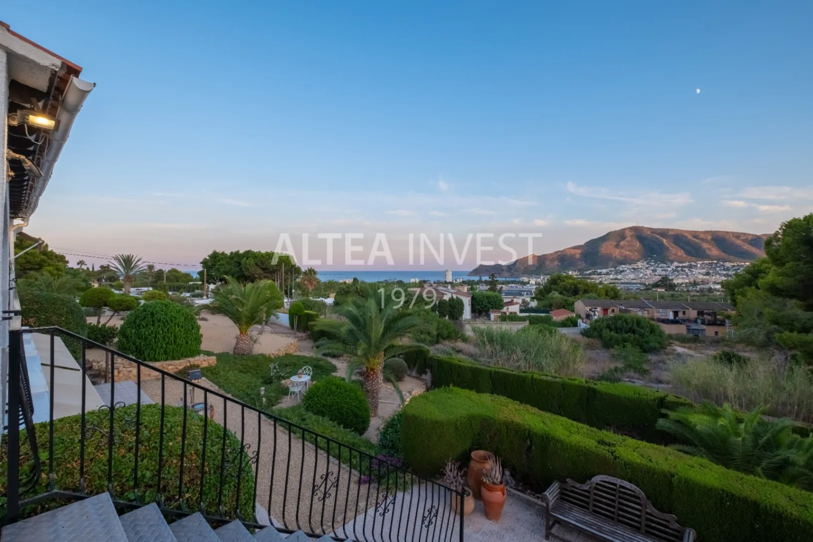 Exclusive Mediterranean-Style Chalet in El Planet