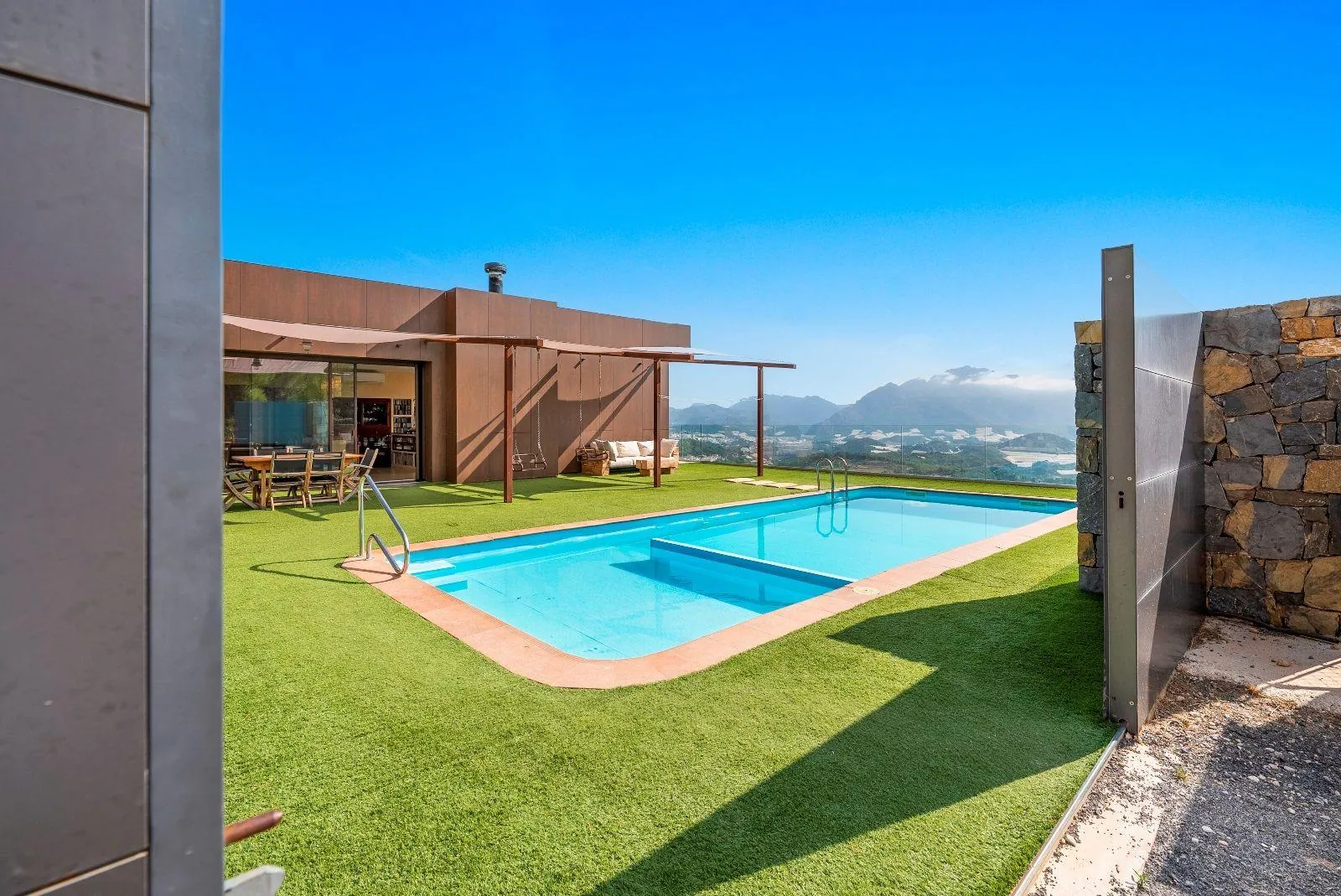 Exceptional villa in a unique setting with open views to the Mediterranean Sea and the bay of Altea.