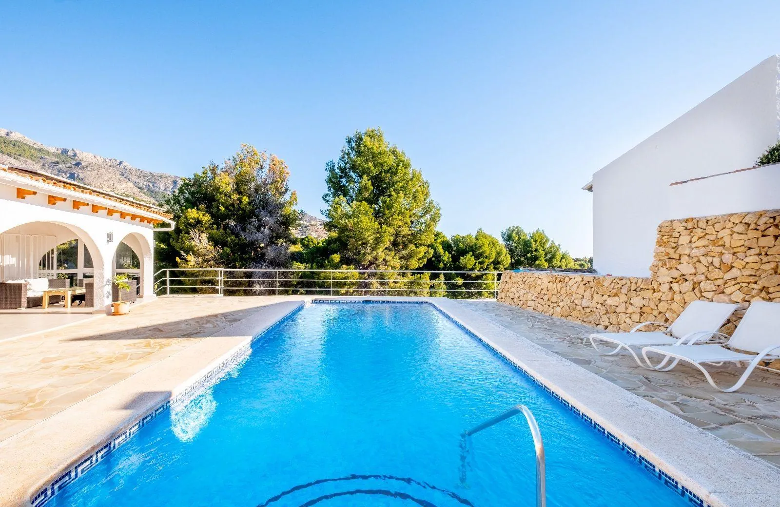 Mediterranean style villa in the privileged area of the Club de Golf.