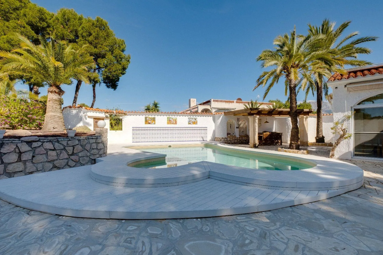 Luxurious and elegant villa with wonderful sea views